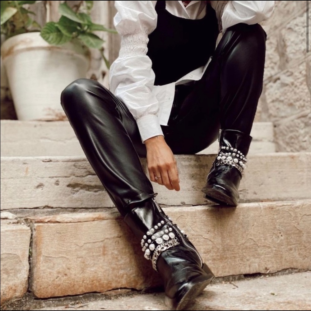 Super stylish Pearl Chained Zara boots!